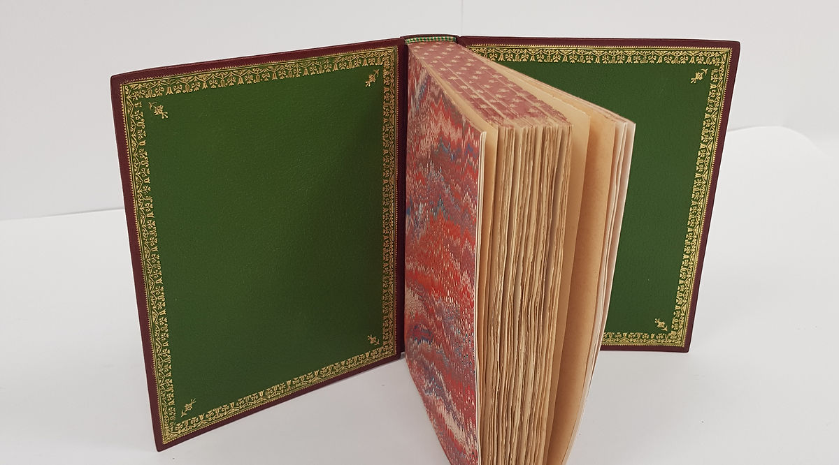 livre reliure de luxe pages de garde en peau page de garde cuir vert maroquin dorure roulette à la feuille d'or reliure d'art atelier la belle page