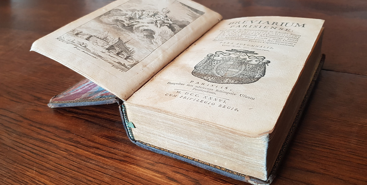 livre ancien restaurateur belle page gravure xviiie siècle bréviaire de paris page de titre gabriel de sevin relieur doreur atelier de restauration livre ancien nom de l'atelier
