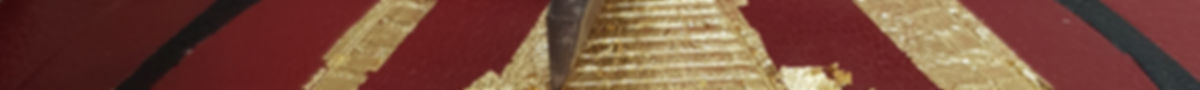 gabriel de sevin en train de faire la dorure d'un livre décor d'un plat à la feuille d'or