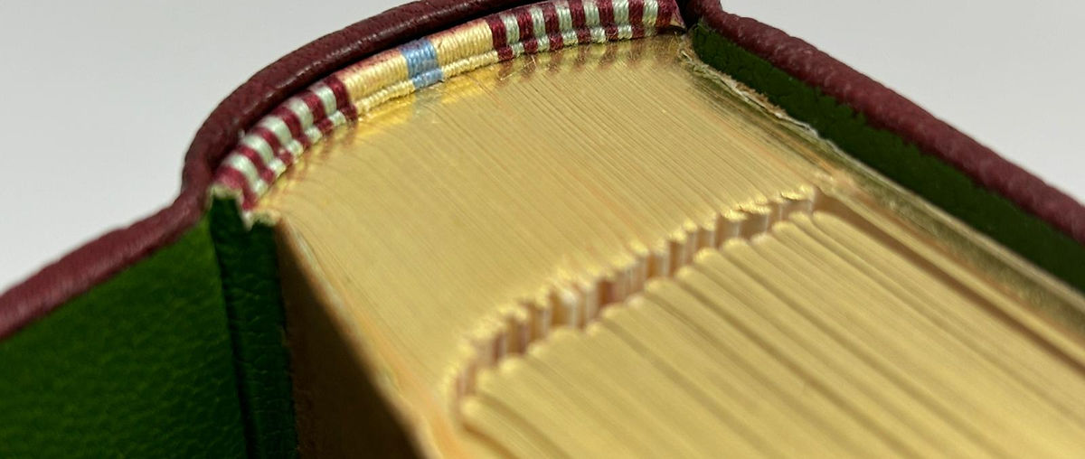 livre plein cuir plein maroquin rouge gardes en peau tranchefile main brodée fil de soie tranche dorée montage sur onglets coiffe de tête relieur doreur gabriel de sevin ifs artisanat reliure metier d'art faire relier un livre