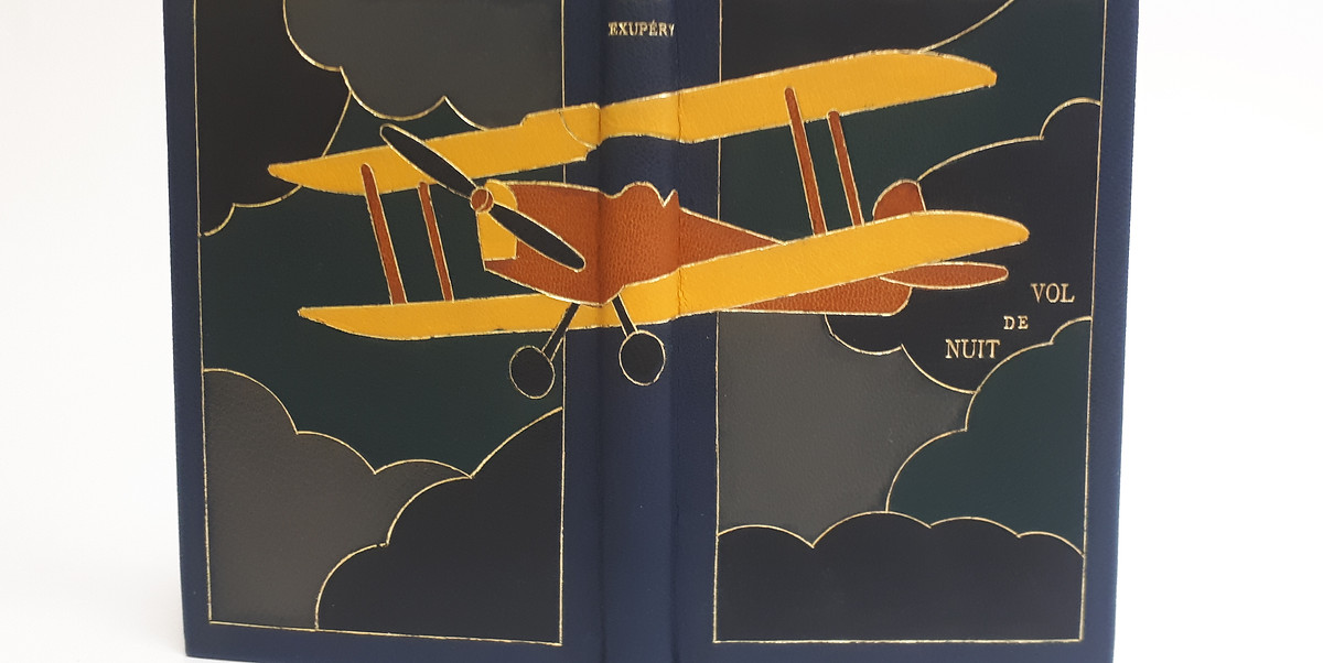 livre saint exupéry vol de nuit décor avion nuage dorure livre décoré relié en cuir gabriel de sevin clavados caen ifs mosaïque de cuir décor en couleur livre illustartion texte décor livre en rapport avec contenu relieur normandie art metier d'art artisan
