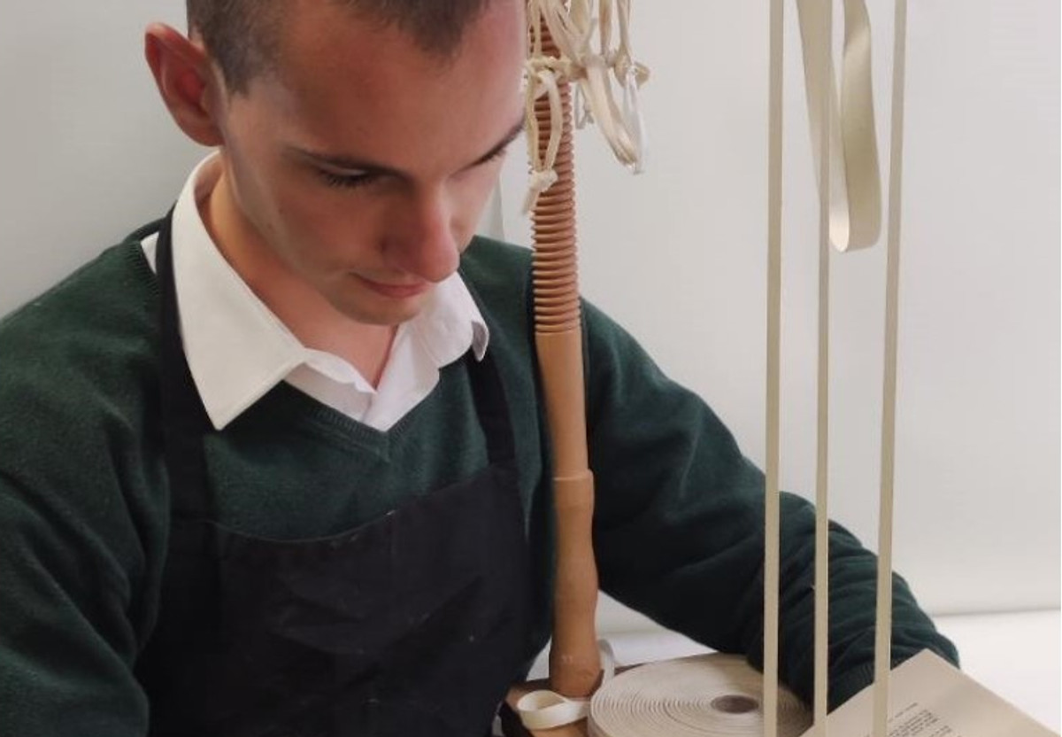 gabriel de sevin relieur couture d'un livre cousoir travail artisanal à la main authentique reliure d'art en normandie