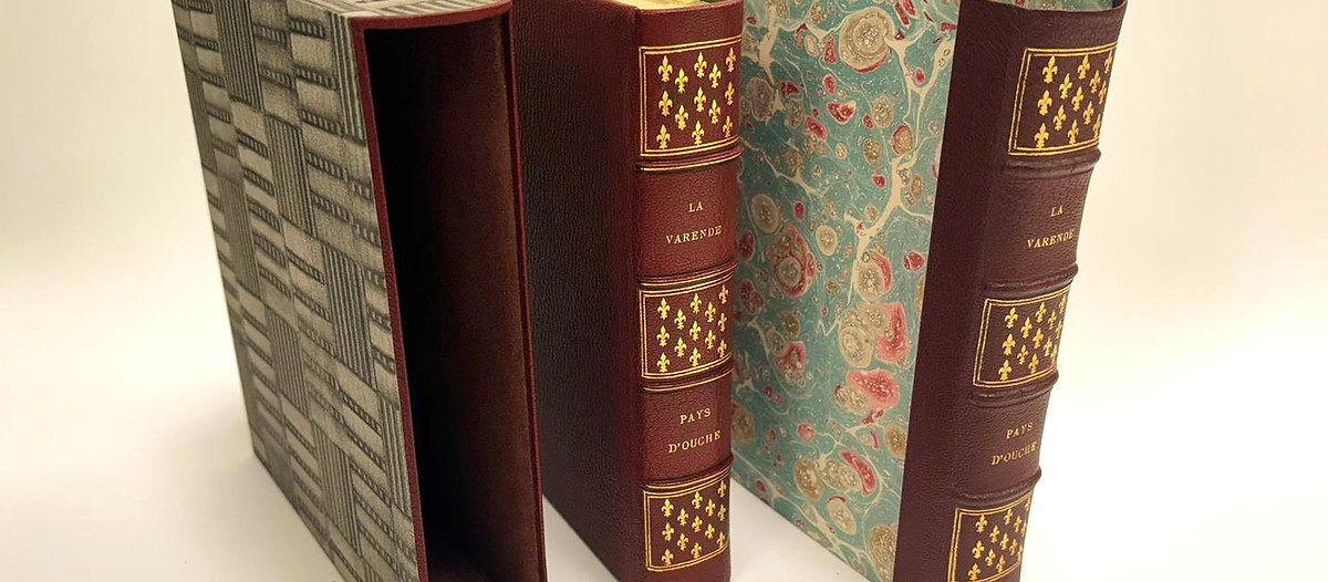 Livre plein cuir Gabriel de Sevin La Belle Page chemise en cuir étui bordé peau gainerie cartonnage boîte cuir luxe reliure de luxe tranche dorée plein maroquin étui bordé peau boitage papier marbré